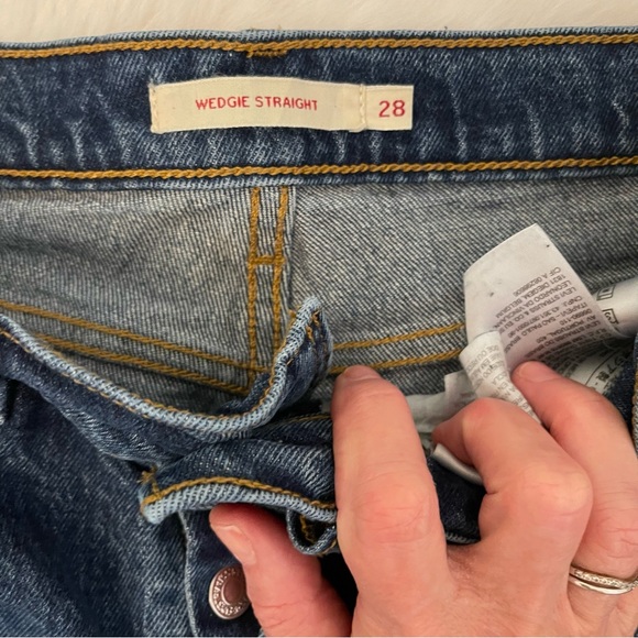 Levi’s Wedgie Straight Cropped Jeans - Picture 5 of 13